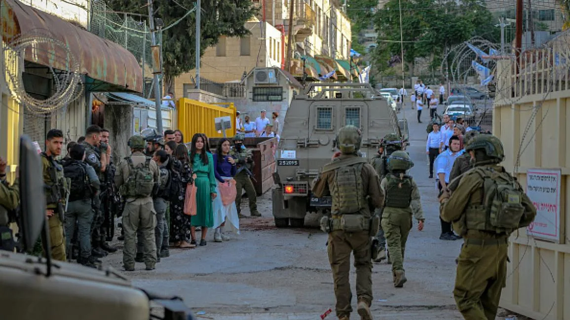 الاحتلال يحوّل بيوت فلسطينية في الخليل إلى قواعد عسكرية الاحتلال يحوّل بيوت فلسطينية في الخليل إلى قواعد عسكرية