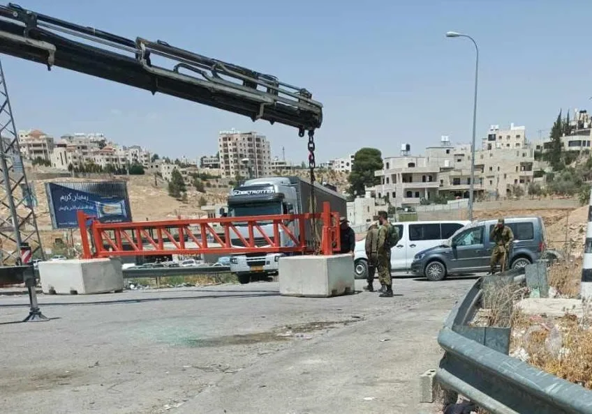 الاحتلال يستمر في فرض الحصار على بيت لحم مع عمليات اقتحام واعتقال في الضفة الغربية الاحتلال يستمر في فرض الحصار على بيت لحم مع عمليات اقتحام واعتقال في الضفة الغربية