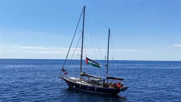 الاحتلال يفرض حصارًا على السفينة مادلين ويمنعها من الوصول إلى شواطئ غزة. الاحتلال يفرض حصارًا على السفينة مادلين ويمنعها من الوصول إلى شواطئ غزة.