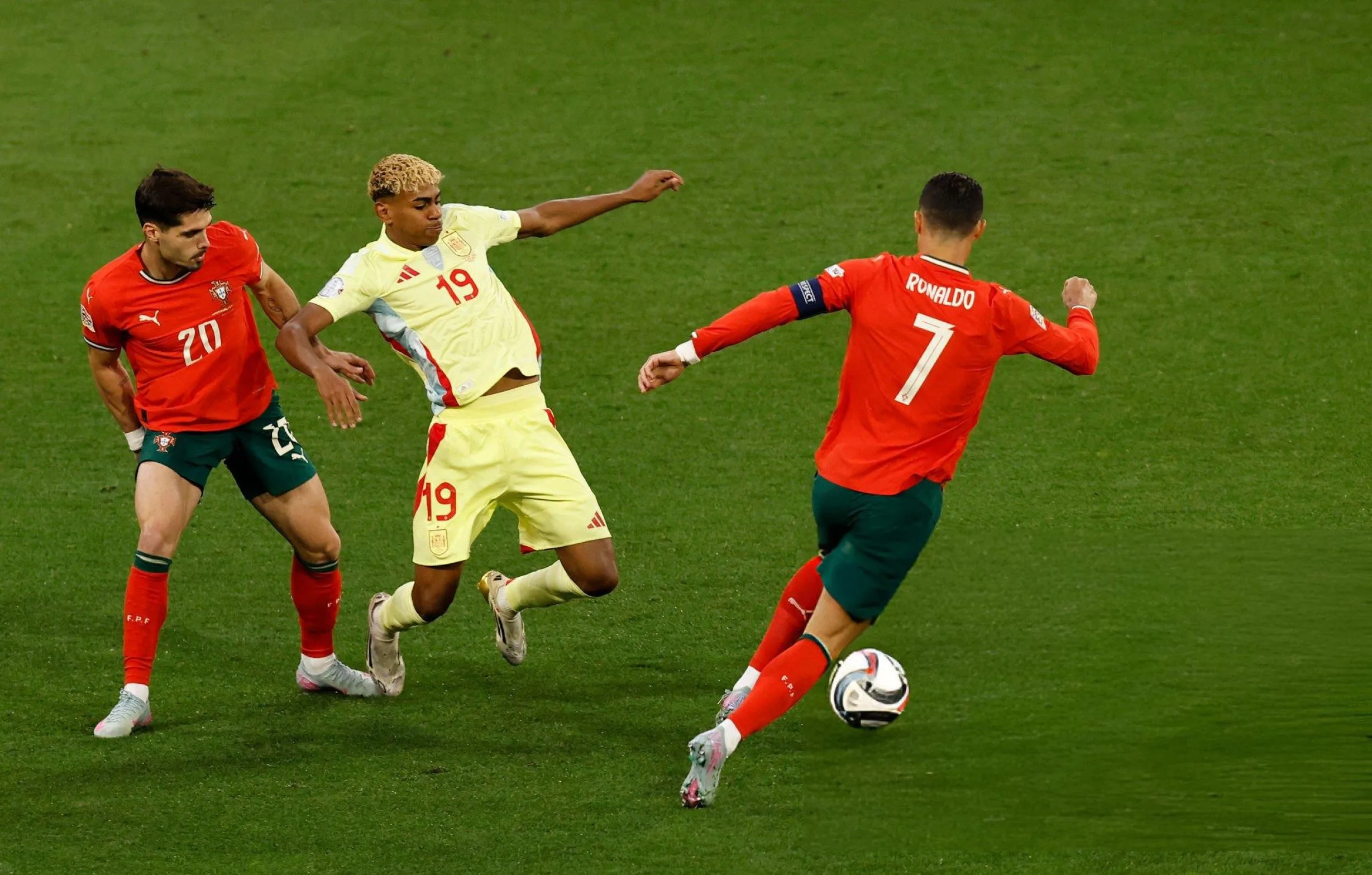 البرتغال تتوج بلقب دوري الأمم الأوروبية بعد انتصار مثير على إسبانيا في ركلات الترجيح. البرتغال تتوج بلقب دوري الأمم الأوروبية بعد انتصار مثير على إسبانيا في ركلات الترجيح.