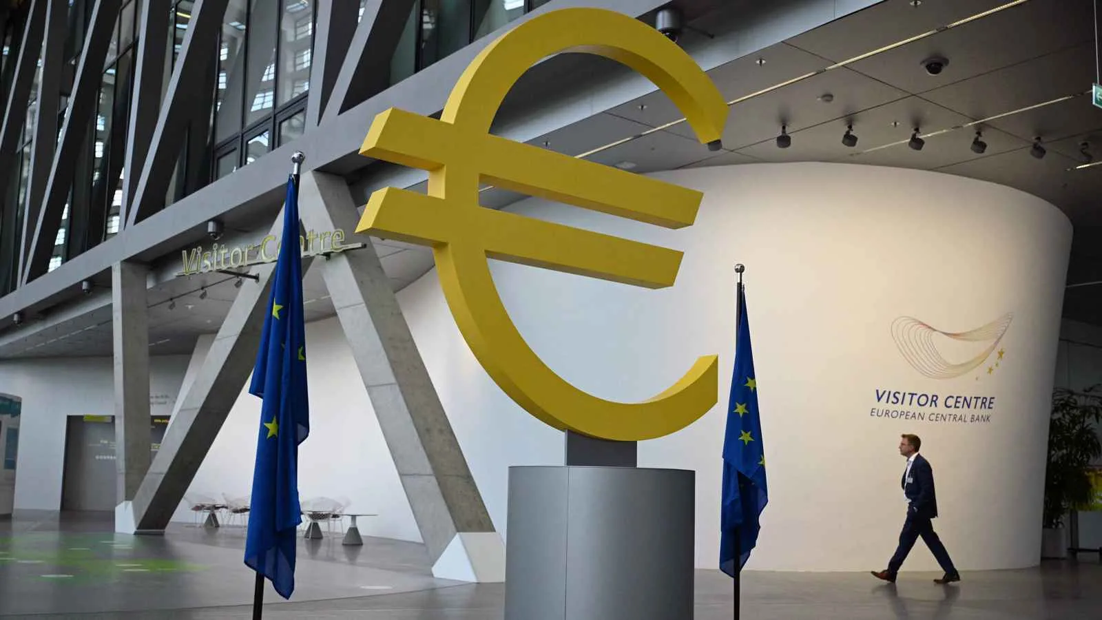 البنك المركزي الأوروبي يقلل سعر الفائدة بمقدار 25 نقطة مع انخفاض التضخم والنمو.