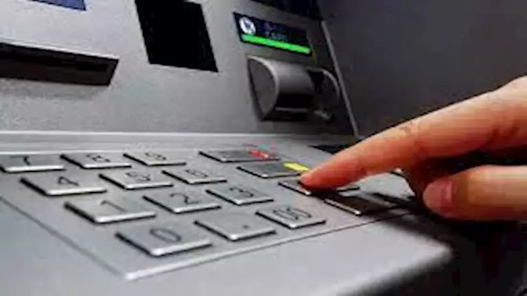 البنوك تستعد بعيد الأضحى وتعلن حالة الطوارئ لتزويد أجهزة الصراف الآلي بالأموال