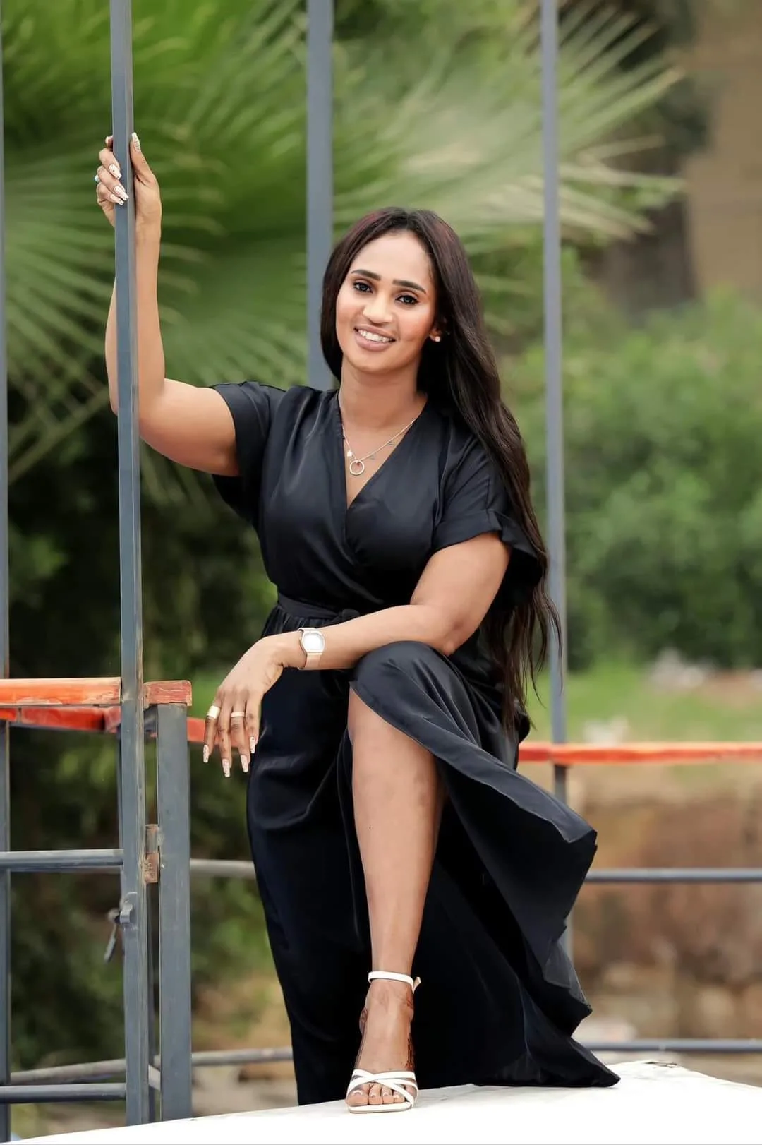 شاهد الفيديو: الفنانة المثيرة للجدل عشة الجبل تُغني في جلسة خاصة بملابس النوم، وصديقاتها يشاركنها التفاعل بإطلاق الزغاريد. شاهد الفيديو: الفنانة المثيرة للجدل عشة الجبل تُغني في جلسة خاصة بملابس النوم، وصديقاتها يشاركنها التفاعل بإطلاق الزغاريد.