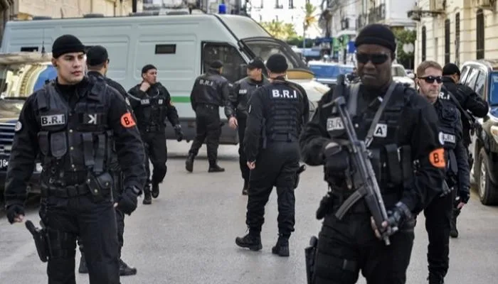 «الجهات الأمنية تحقق مع جزائري قام بمحاولة إشعال النار بنفسه وأربعة آخرين» «الجهات الأمنية تحقق مع جزائري قام بمحاولة إشعال النار بنفسه وأربعة آخرين»