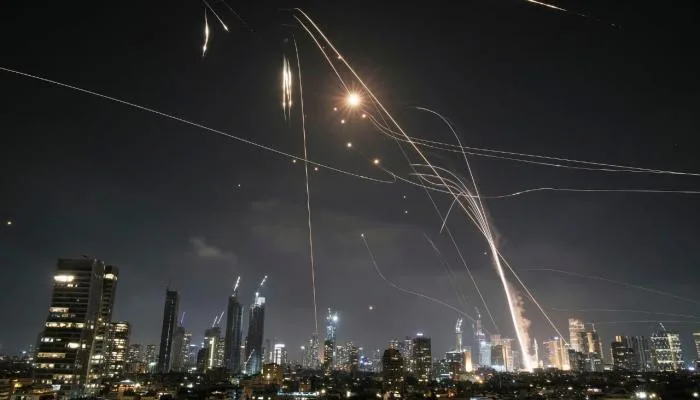 الجيش الإسرائيلي: الهجوم الإيراني مستمر والعشرات من الصواريخ الإضافية قادمة. الجيش الإسرائيلي: الهجوم الإيراني مستمر والعشرات من الصواريخ الإضافية قادمة.
