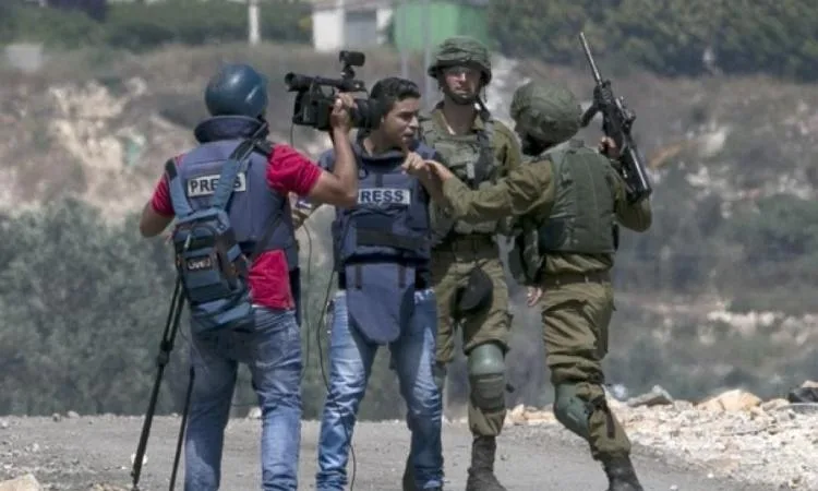 الجيش الإسرائيلي يعتقل ستة فلسطينيين في طوباس الجيش الإسرائيلي يعتقل ستة فلسطينيين في طوباس