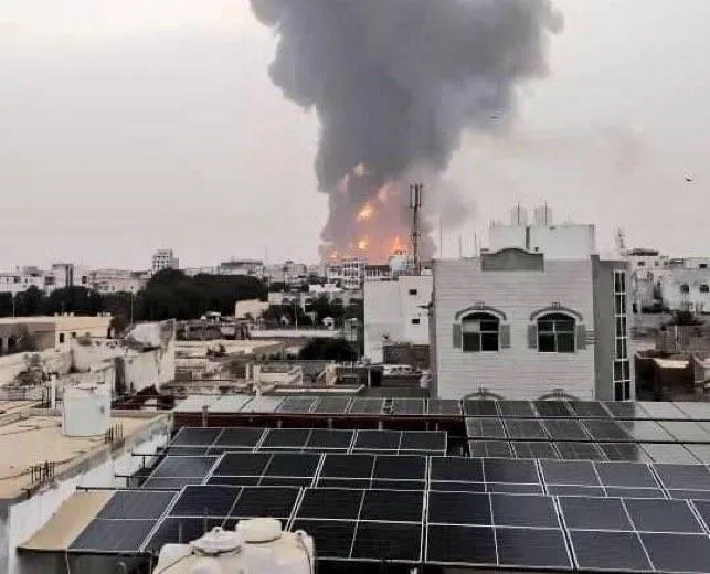الجيش البحري الإسرائيلي يشن هجومًا على ميناء الحديدة في اليمن ويهدد بفرض حصار. الجيش البحري الإسرائيلي يشن هجومًا على ميناء الحديدة في اليمن ويهدد بفرض حصار.