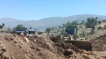 الجيش اللبناني يقوم بإزالة السواتر الترابية في محيط بلدة شبعا – حاصبيا (صور)