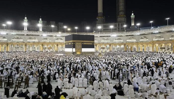 الحجاج يؤدون طواف الإفاضة في أجواء روحانية مع خدمات شاملة