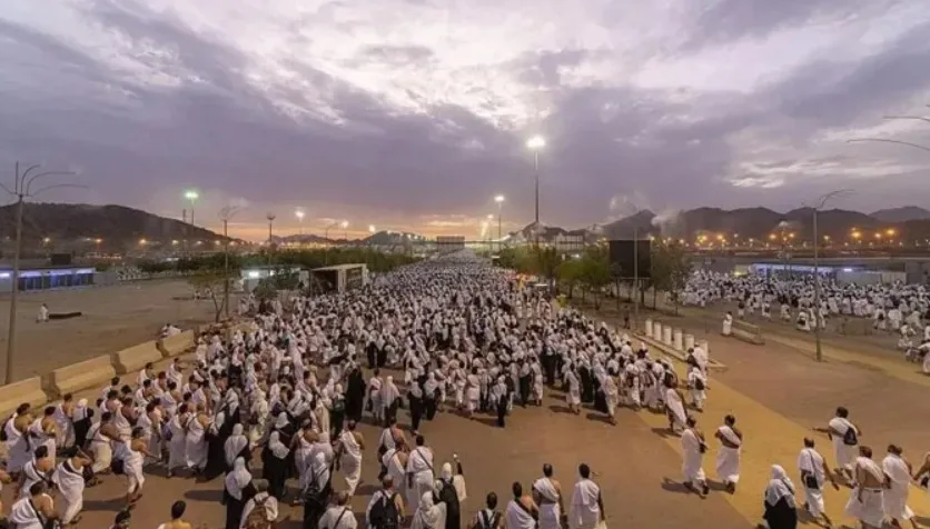 الحجاج يتجهون إلى مشعر مزدلفة بعد انتهاء الوقوف في عرفات الحجاج يتجهون إلى مشعر مزدلفة بعد انتهاء الوقوف في عرفات