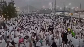 الحجاج يتوجهون من عرفات إلى المزدلفة بعد أداء الركن الأساسي