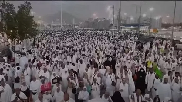الحجاج يتوجهون من عرفات إلى المزدلفة بعد أداء الركن الأساسي الحجاج يتوجهون من عرفات إلى المزدلفة بعد أداء الركن الأساسي