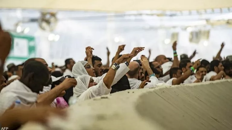 الحجاج يشرعون في رمي جمرة العقبة الكبرى في مشعر منى الحجاج يشرعون في رمي جمرة العقبة الكبرى في مشعر منى