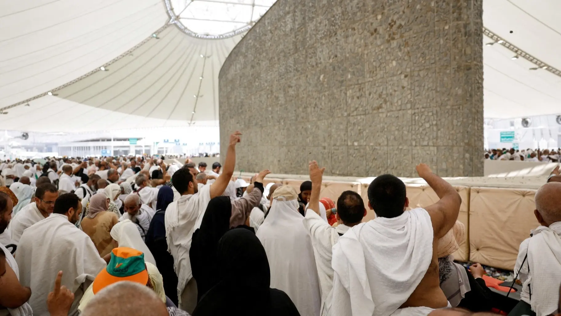 الحجاج يقذفون الجمرات الثلاث في اليوم الثاني من أيام التشريق الحجاج يقذفون الجمرات الثلاث في اليوم الثاني من أيام التشريق