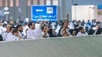 الحجاج يقذفون جمرة العقبة الكبرى في منطقة منى (فيديو)