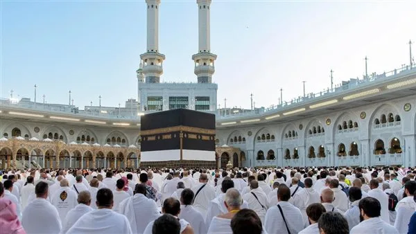 الحجاج يقومون بركعة الإفاضة في المسجد الحرام بعد الوقوف في عرفة الحجاج يقومون بركعة الإفاضة في المسجد الحرام بعد الوقوف في عرفة