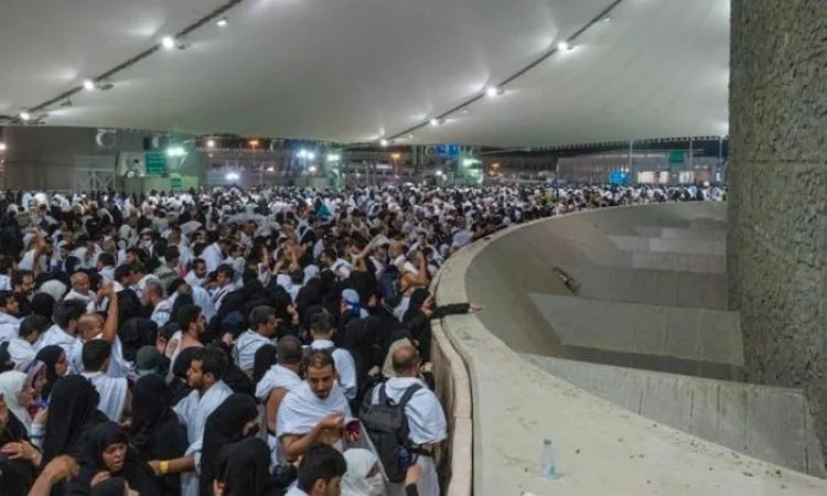 الحجاج يقومون برمي الجمرات في اليوم الأول من عيد الأضحى الحجاج يقومون برمي الجمرات في اليوم الأول من عيد الأضحى