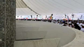 الحجاج يكملون رمي الجمرات في اليوم الأول من أيام التشريق