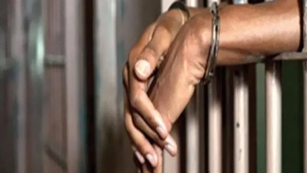 الحكم بالسجن 5 سنوات على عاطل لامتلاكه سلاحاً نارياً وذخائر في شرا الخيمة. الحكم بالسجن 5 سنوات على عاطل لامتلاكه سلاحاً نارياً وذخائر في شرا الخيمة.