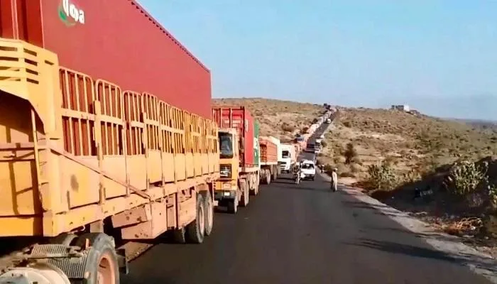 الحوثي يعزز “دولة الضرائب” في اليمن.. طرق جديدة للاستيلاء على أموال المواطنين الحوثي يعزز “دولة الضرائب” في اليمن.. طرق جديدة للاستيلاء على أموال المواطنين