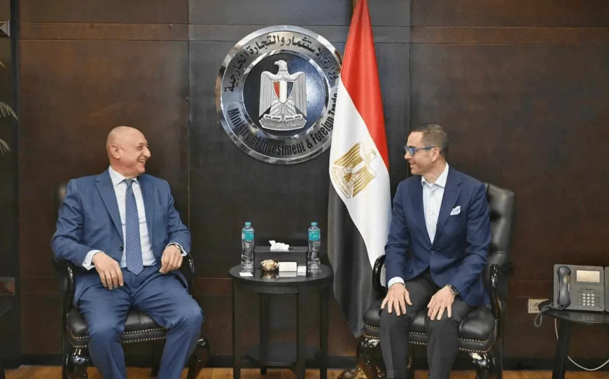 الخطيب يطالب أبل بفتح أول متجر رسمي لها في مصر