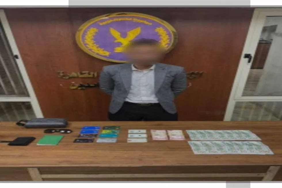 «الداخلية»: القبض على سائق سيارة «النقل الذكي» لسرقته حقيبة امرأة «الداخلية»: القبض على سائق سيارة «النقل الذكي» لسرقته حقيبة امرأة