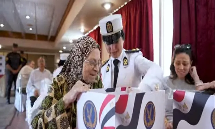 الداخلية تهني وتوزع هدايا على دور رعاية المسنين بمناسبة عيد الأضحى الداخلية تهني وتوزع هدايا على دور رعاية المسنين بمناسبة عيد الأضحى
