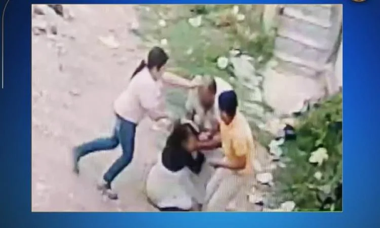 الداخلية توضح تفاصيل فيديو يظهر اعتداء شخصين على طفلة بالضرب في دمياط الداخلية توضح تفاصيل فيديو يظهر اعتداء شخصين على طفلة بالضرب في دمياط
