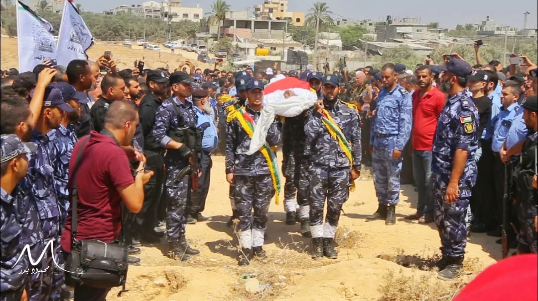الداخلية: مقتل ضابط وأحد الأفراد جراء هجوم على قوة أمنية في مخيم النصيرات الداخلية: مقتل ضابط وأحد الأفراد جراء هجوم على قوة أمنية في مخيم النصيرات