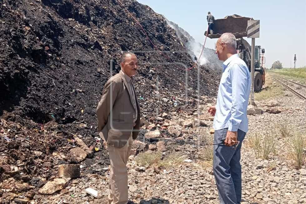 الدخان يرتفع بجانب سكة الحديد في الفشن.. ورئيس المدينة يتدخل لحل المشكلة الدخان يرتفع بجانب سكة الحديد في الفشن.. ورئيس المدينة يتدخل لحل المشكلة