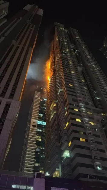 «الدفاع المدني في دبي» ينجح في إخلاء مبنى مكون من 67 طابقاً اثر حدوث حريق «الدفاع المدني في دبي» ينجح في إخلاء مبنى مكون من 67 طابقاً اثر حدوث حريق