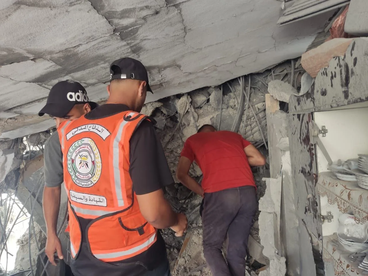 الدفاع المدني ينعي أحد أعضائه في شرق غزة الدفاع المدني ينعي أحد أعضائه في شرق غزة