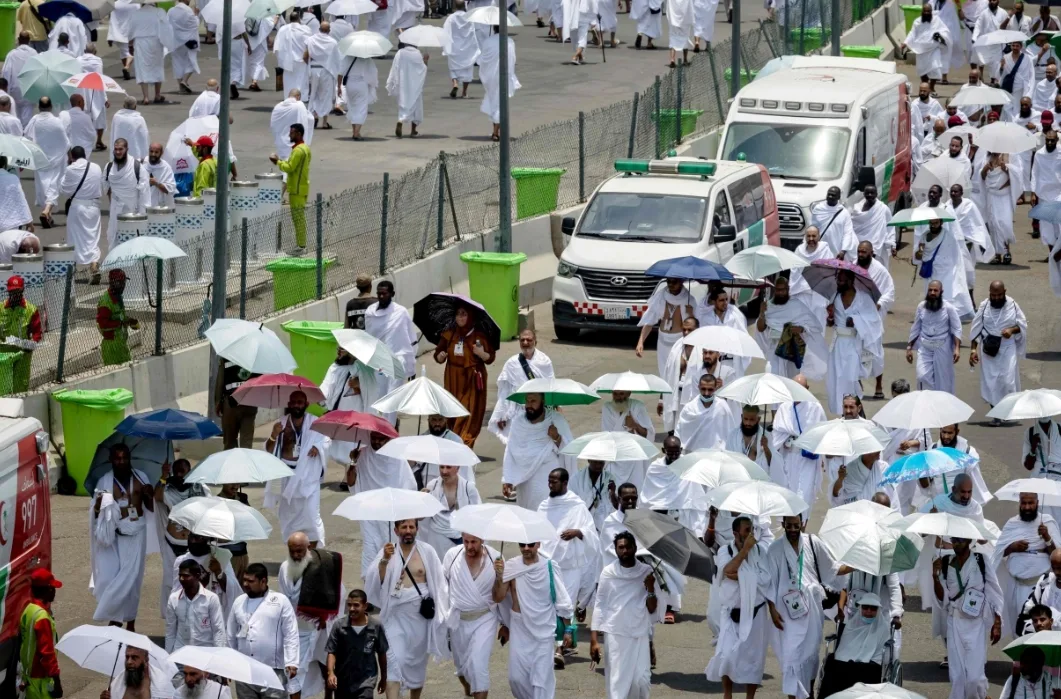 الدفاع المدني يواصل عمله لضمان أمن الحشود في يوم عرفة الدفاع المدني يواصل عمله لضمان أمن الحشود في يوم عرفة
