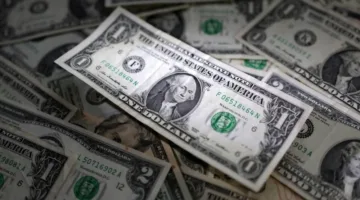 الدولار يتراجع بفعل أداء الاقتصاد الأمريكي والأزمات التجارية