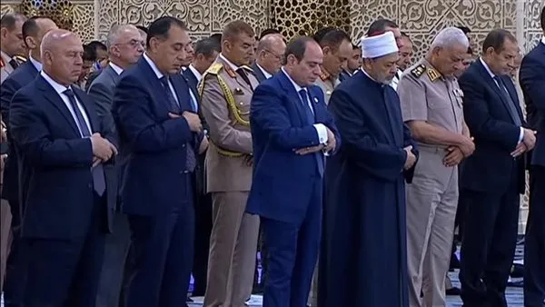 الرئيس السيسي: أطلب من الله أن يظل مصر محمية وأن يستمر تقدمها وازدهارها. الرئيس السيسي: أطلب من الله أن يظل مصر محمية وأن يستمر تقدمها وازدهارها.