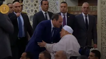 الرئيس السيسي يقبل رأس أحمد عمر هاشم خلال احتفال عيد الأضحى