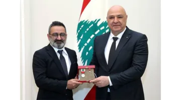 الرئيس اللبناني يمنح وسام الاستحقاق الفضي لجورج خباز