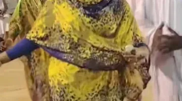 شاهد الفيديو: الراقصة الجميلة “هاجر” تثير حماس الحفل بأدائها المثير مع الفنان و”الكورس” والجمهور.