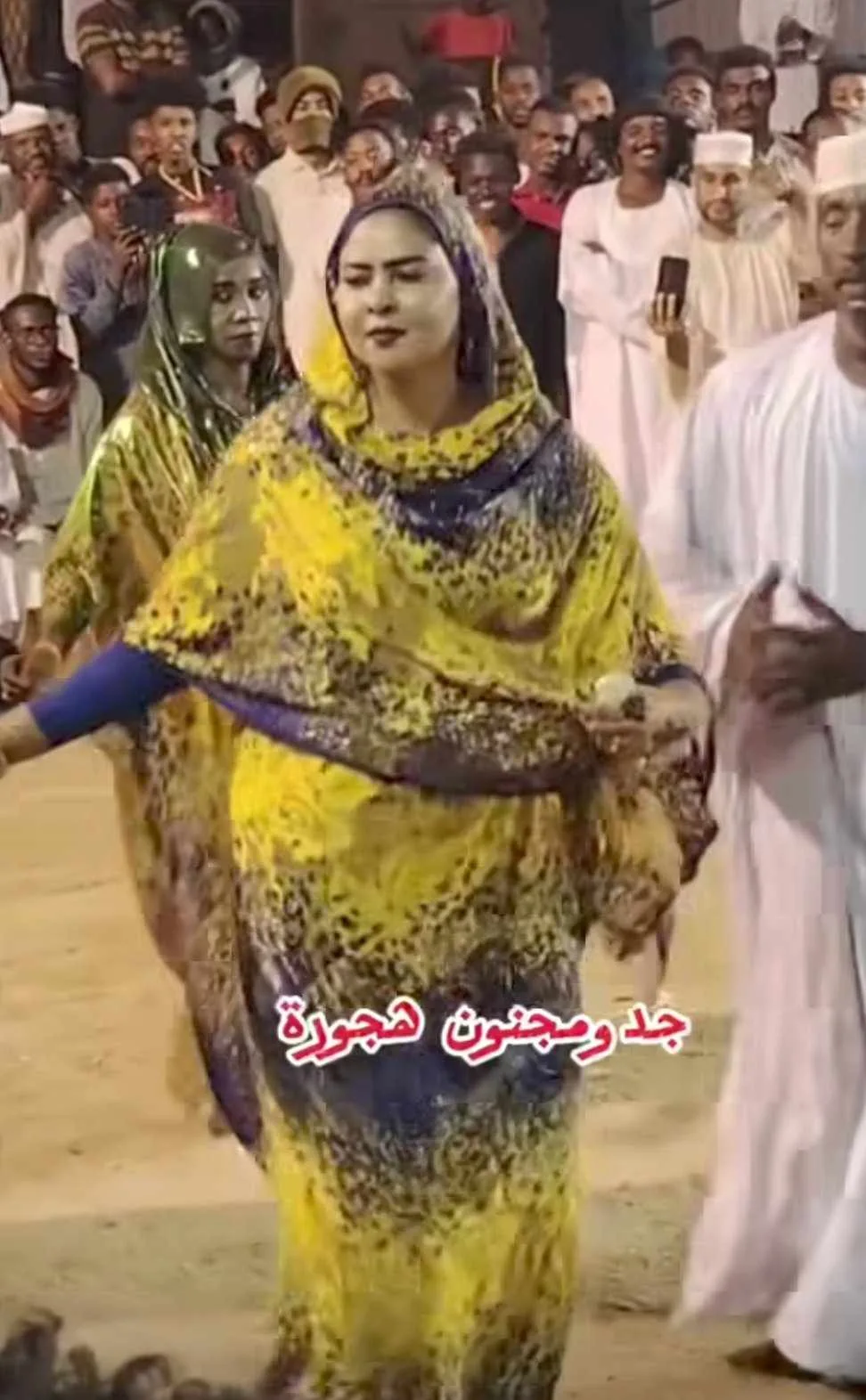 شاهد الفيديو: الراقصة الجميلة “هاجر” تثير حماس الحفل بأدائها المثير مع الفنان و”الكورس” والجمهور. شاهد الفيديو: الراقصة الجميلة “هاجر” تثير حماس الحفل بأدائها المثير مع الفنان و”الكورس” والجمهور.