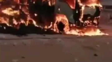 السائق نجا بشكل مذهل… احتراق سيارة محملة بالدريس في الوادي الجديد