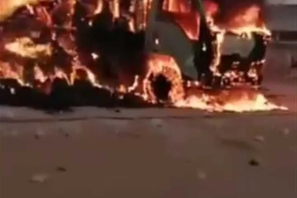السائق نجا بشكل مذهل… احتراق سيارة محملة بالدريس في الوادي الجديد السائق نجا بشكل مذهل… احتراق سيارة محملة بالدريس في الوادي الجديد