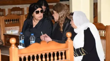 “السبحة الزرقاء” – بالصور: فيفي عبده خلال مراسم عزاء سميحة أيوب