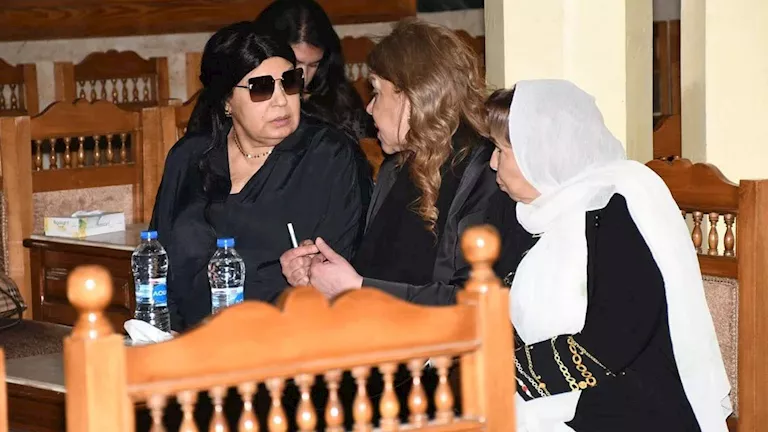 “السبحة الزرقاء” – بالصور: فيفي عبده خلال مراسم عزاء سميحة أيوب “السبحة الزرقاء” – بالصور: فيفي عبده خلال مراسم عزاء سميحة أيوب