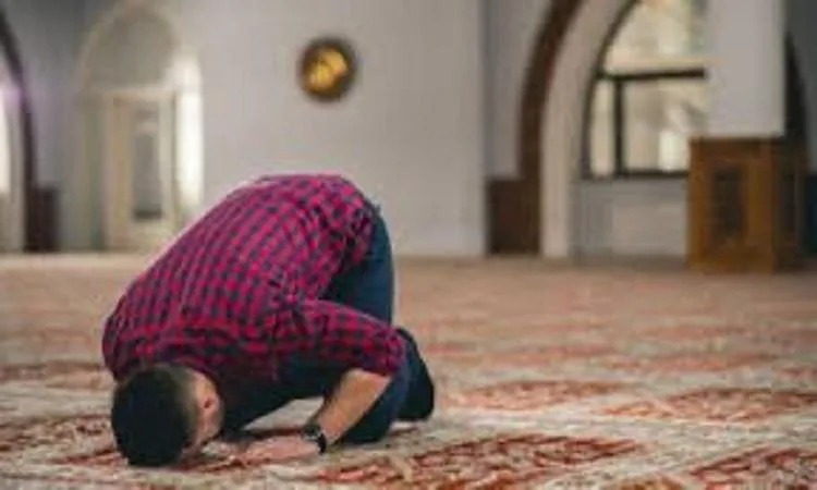 السجود لله عز وجل: فضائله وفوائده السجود لله عز وجل: فضائله وفوائده