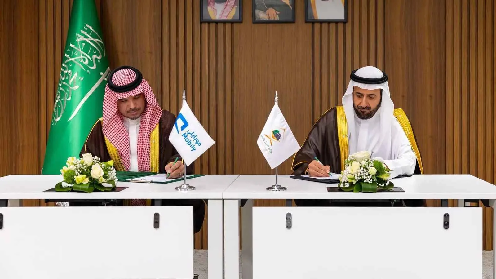 السعودية تُبرم اتفاقية مع «موبايلي» لتعزيز الخدمات الرقمية للحجاج. السعودية تُبرم اتفاقية مع «موبايلي» لتعزيز الخدمات الرقمية للحجاج.