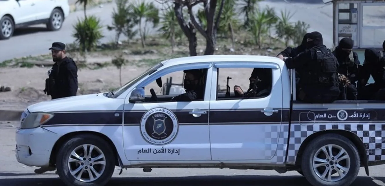 السلطات الأمنية تعتقل مشتبهًا به في فيديو التعذيب.