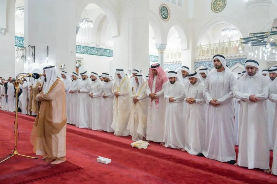 السلطان يشارك في صلاة عيد الأضحى بمسجد الشارقة