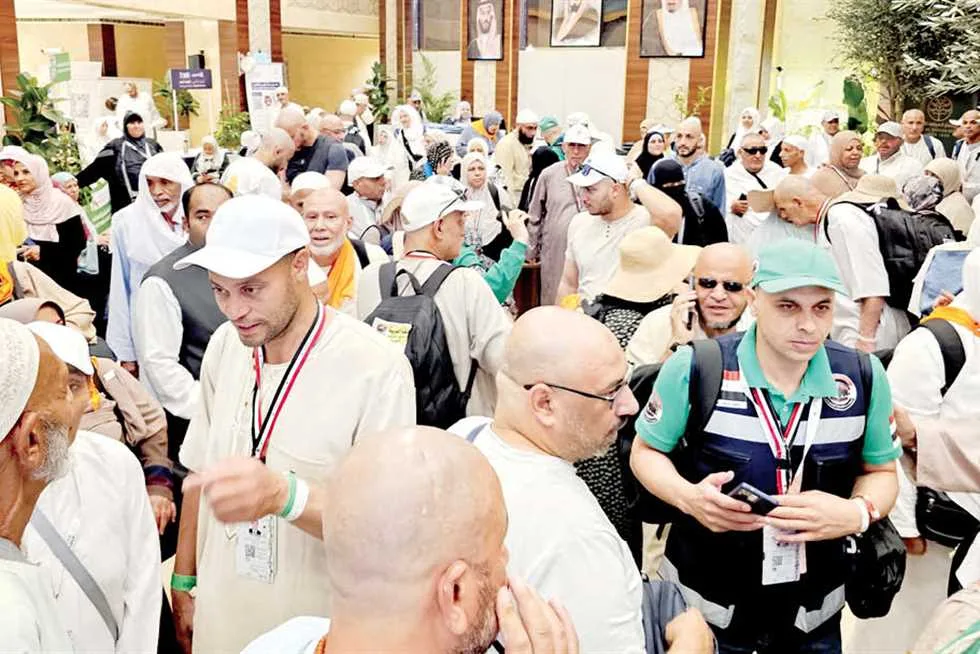 «السياحة» ترسل فرقاً متخصصة لتسهيل عودة الحجاج.. والوزير يتابع كل خطوة من غرفة العمليات «السياحة» ترسل فرقاً متخصصة لتسهيل عودة الحجاج.. والوزير يتابع كل خطوة من غرفة العمليات