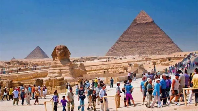 السياحة تصدر إنذارًا عاجلًا حول مغادرة السياح من الوجهات المصرية