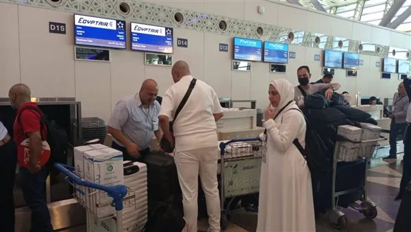 السياحة تطلق موسم عودة الحجاج مع 28 رحلة جوية لإعادة أكثر من 2200 حاج، وتجهيزات طارئة في مطار القاهرة لضمان سير العمل بسلاسة وإنهاء الإجراءات بسرعة، بالإضافة إلى 13 لجنة لتقديم التيسيرات المطلوبة. السياحة تطلق موسم عودة الحجاج مع 28 رحلة جوية لإعادة أكثر من 2200 حاج، وتجهيزات طارئة في مطار القاهرة لضمان سير العمل بسلاسة وإنهاء الإجراءات بسرعة، بالإضافة إلى 13 لجنة لتقديم التيسيرات المطلوبة.